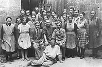 Employees of the Glasfabrik in Remda around 1930